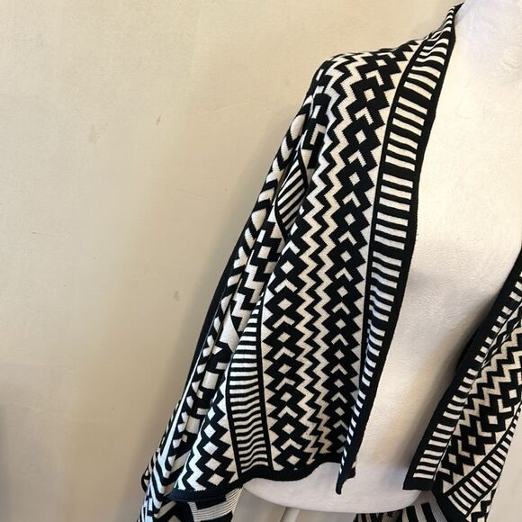 Larry Levine black white Aztec print open cardigan with hi low hem size M EUC - Picture 4 of 10